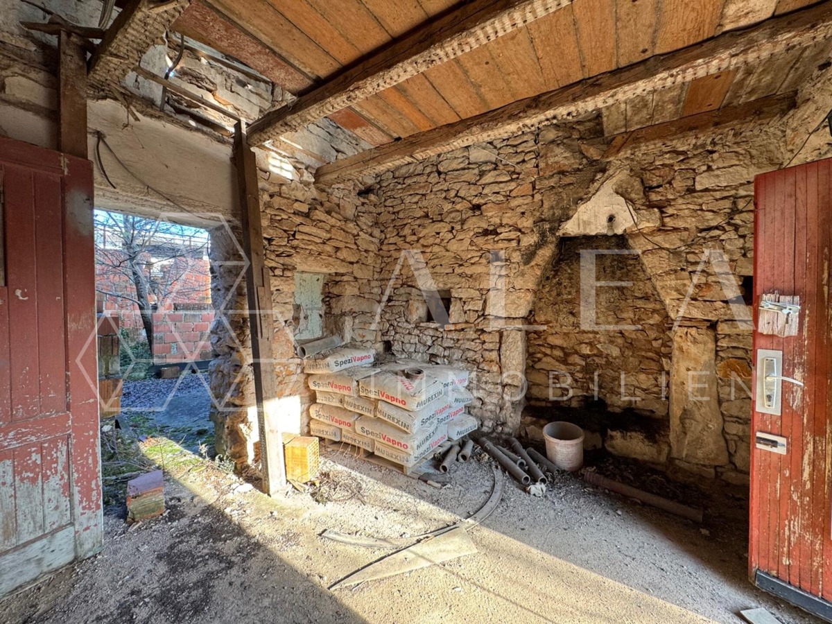 Idillio istriano vicino ad Albona: Antichità in pietra con grande potenziale a Nedešćina