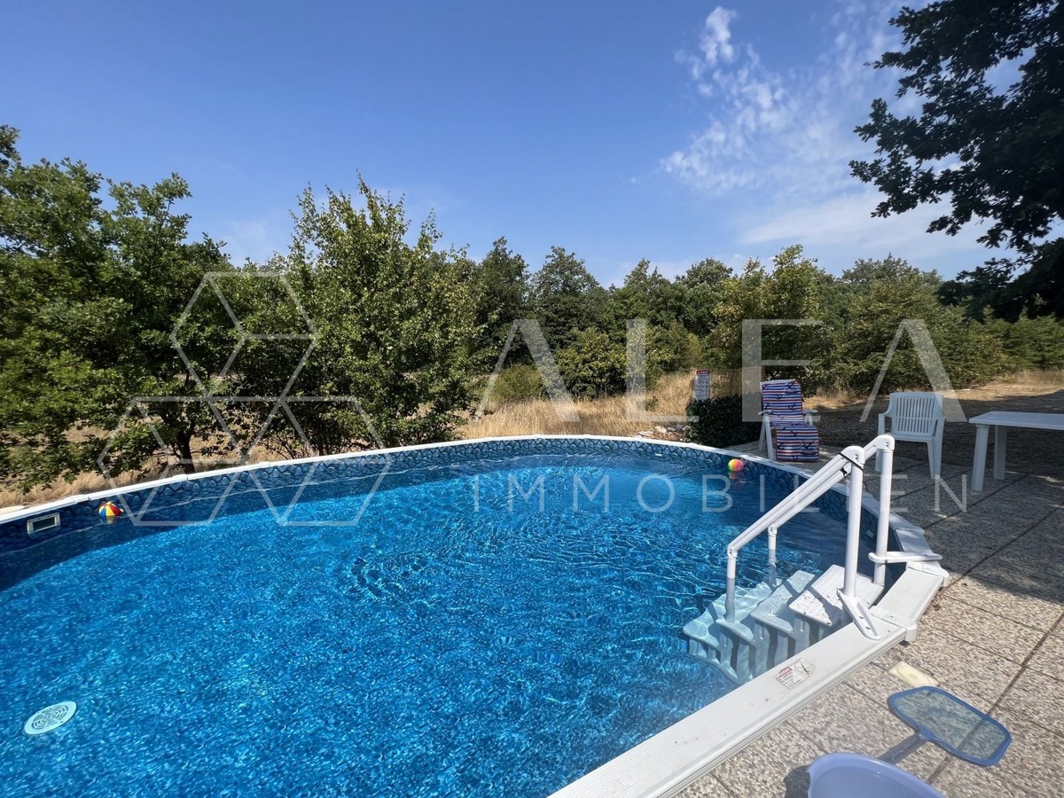 Casa con piscina in posizione unica con 70.000 m2 di giardino