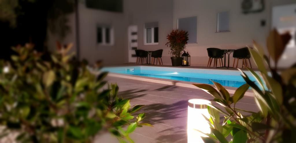 Casa con 4 appartamenti e la piscina a Premontore!