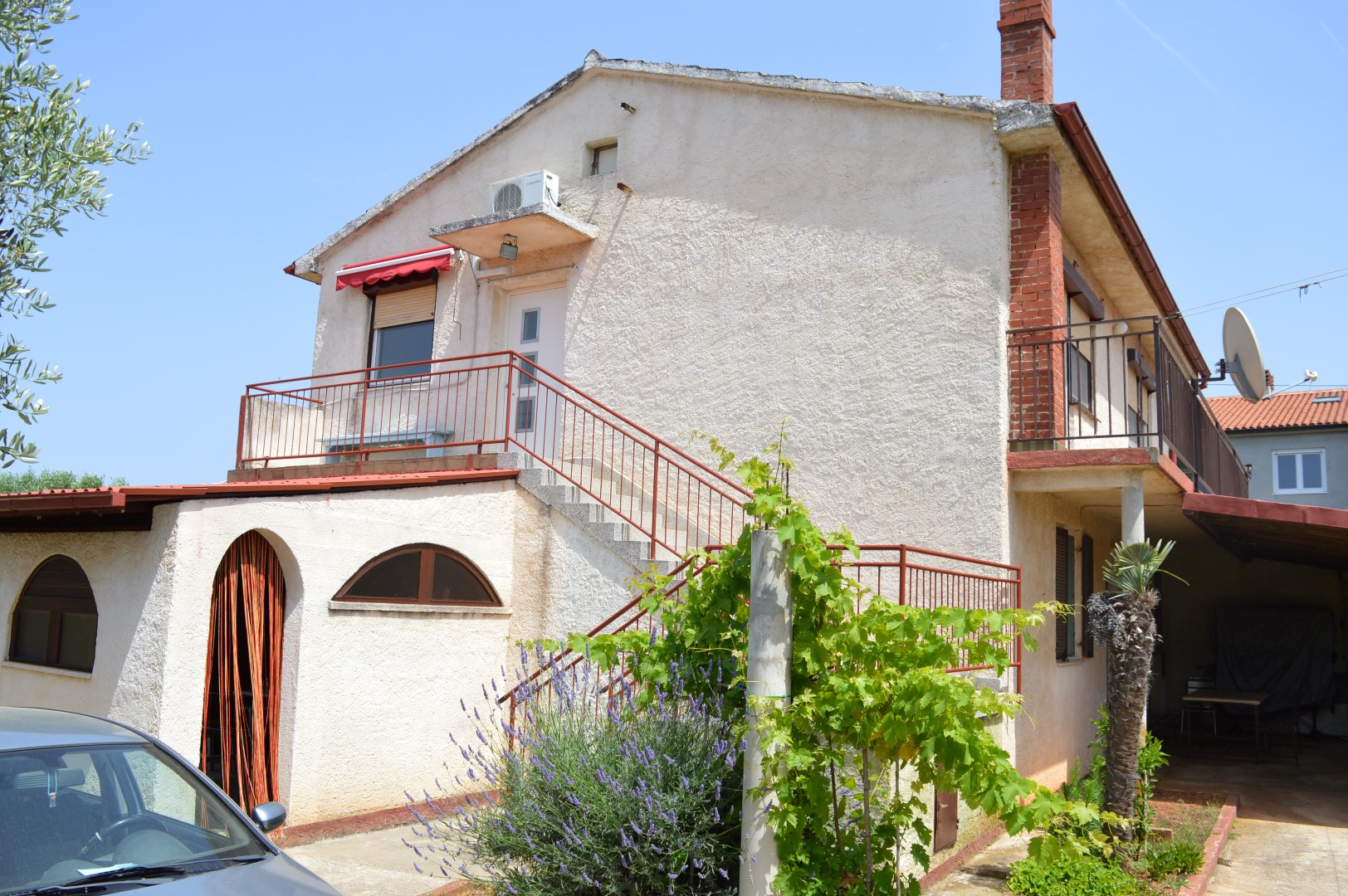 Casa con due appartamenti  con grande cortile.