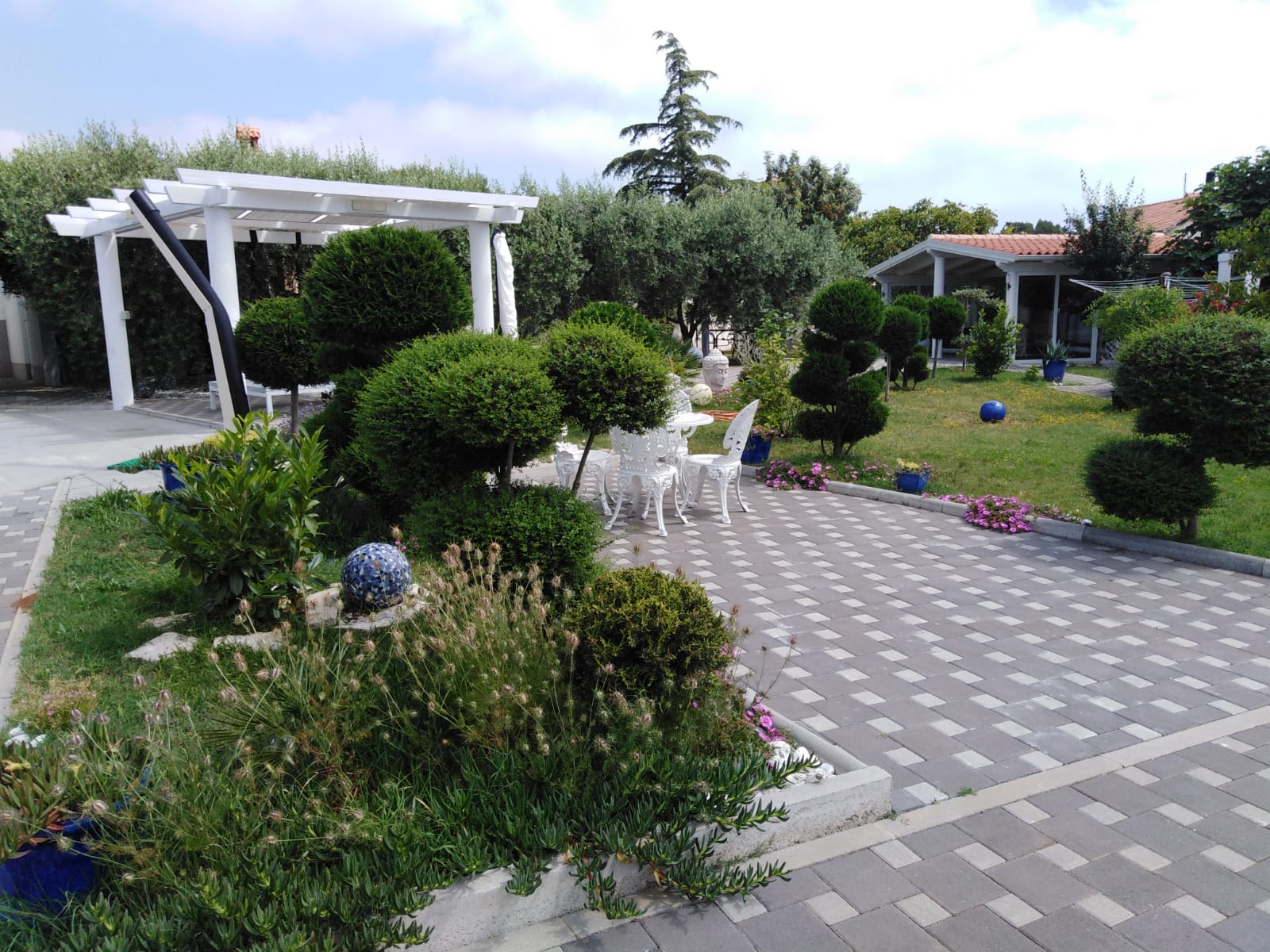 Villa di lusso con piscina, ampio giardino paesaggistico.