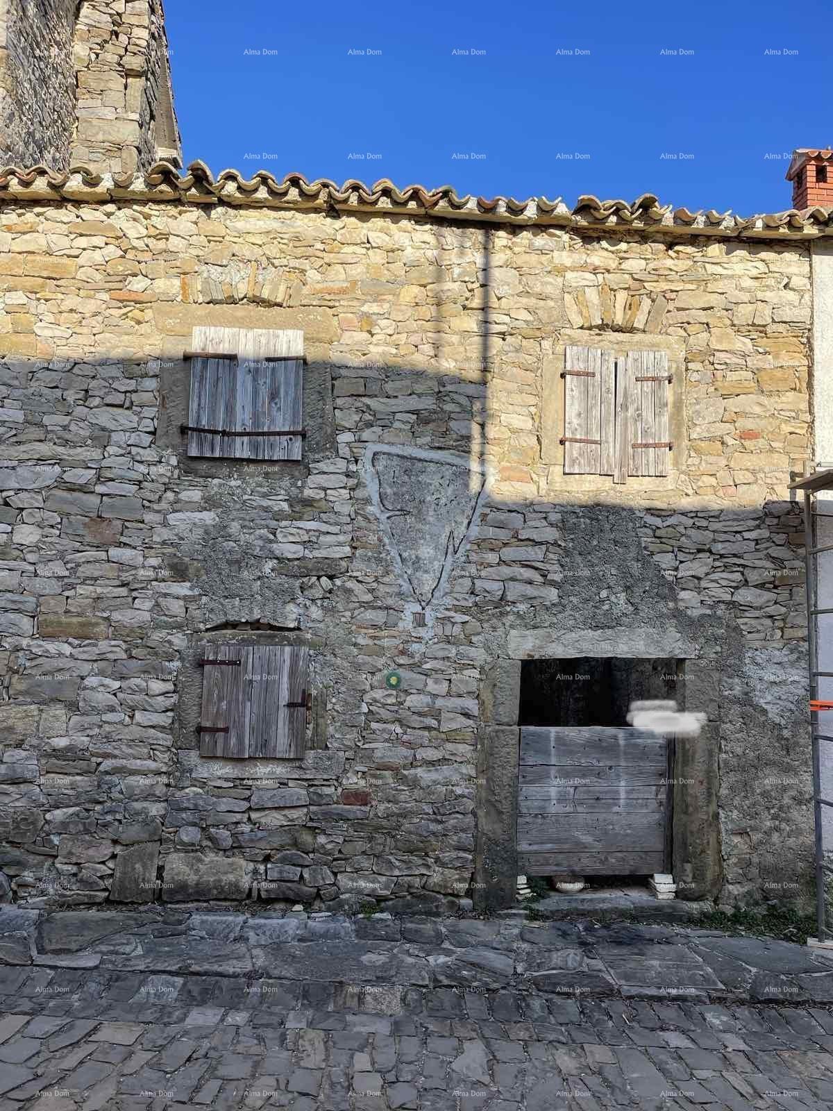 Vendiamo la vecchia casa istriana fatiscente e la stalla a Draguć, Pisino.