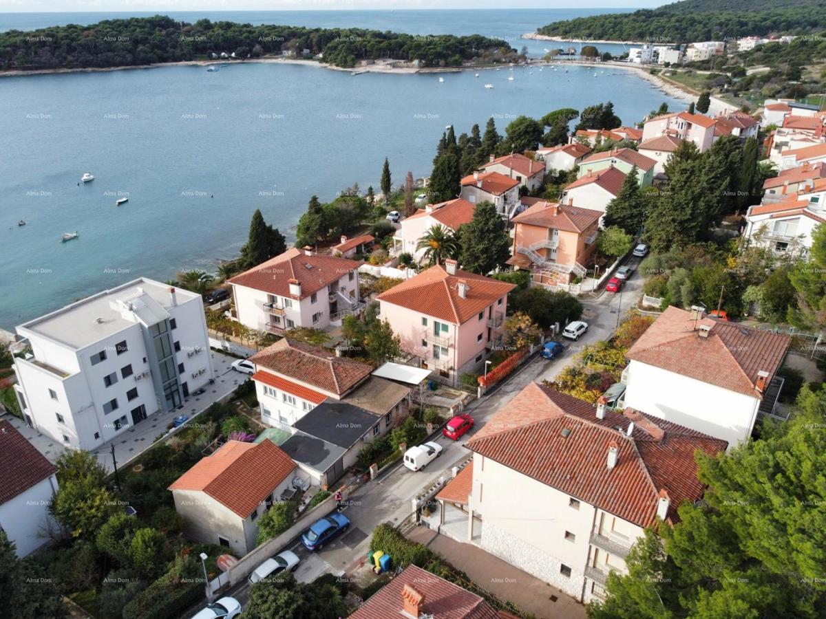 Pula. Zelenika!  Agrifoglio! Casa indipendente! 50 metri dalla spiaggia! Vista sul mare!