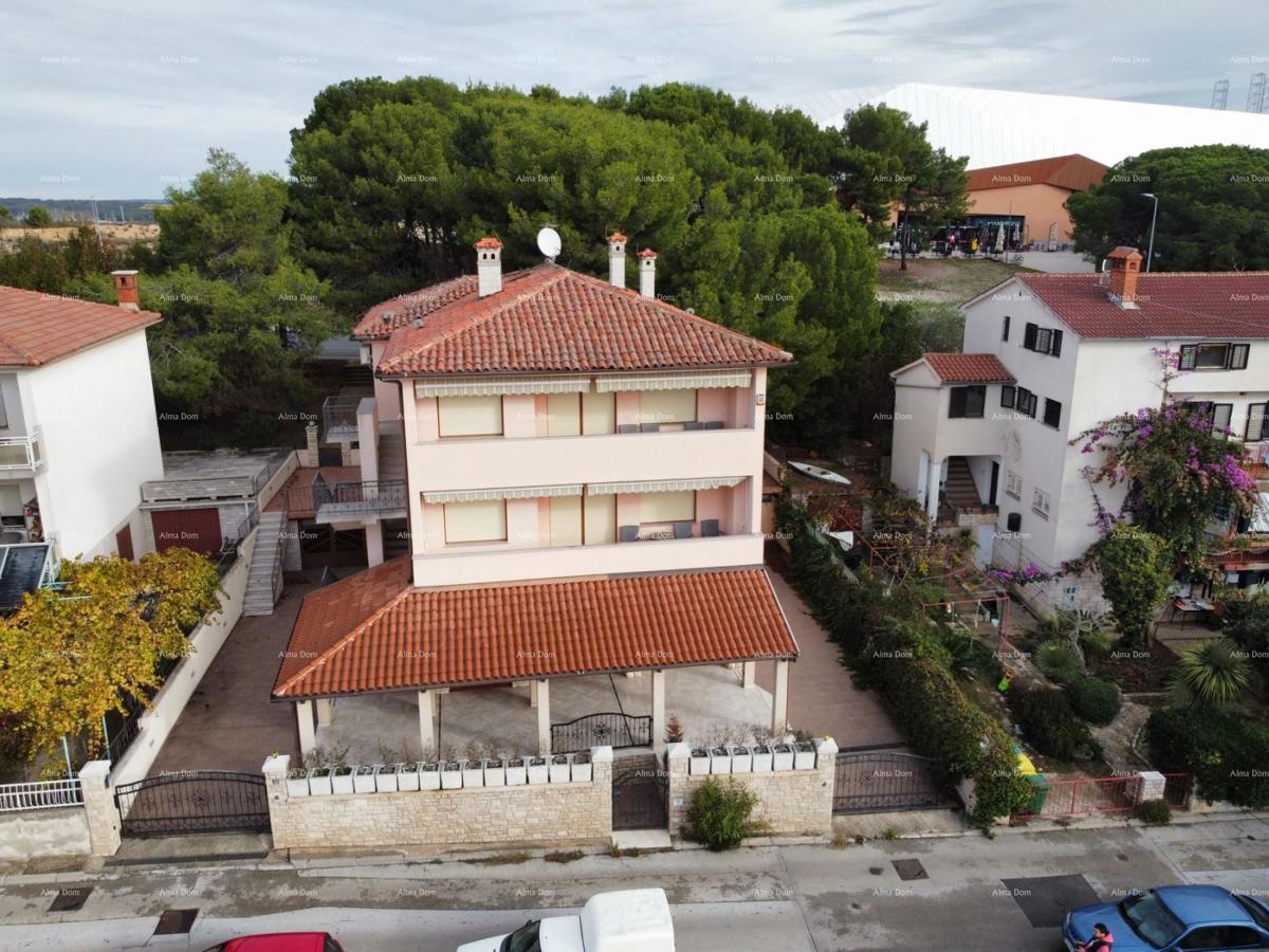 Pula. Zelenika!  Agrifoglio! Casa indipendente! 50 metri dalla spiaggia! Vista sul mare!