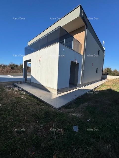 Šišan. Casa di nuova costruzione con piscina