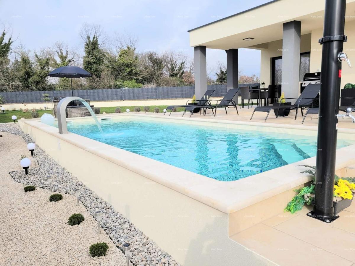 È in vendita una casa moderna di nuova costruzione con piscina.