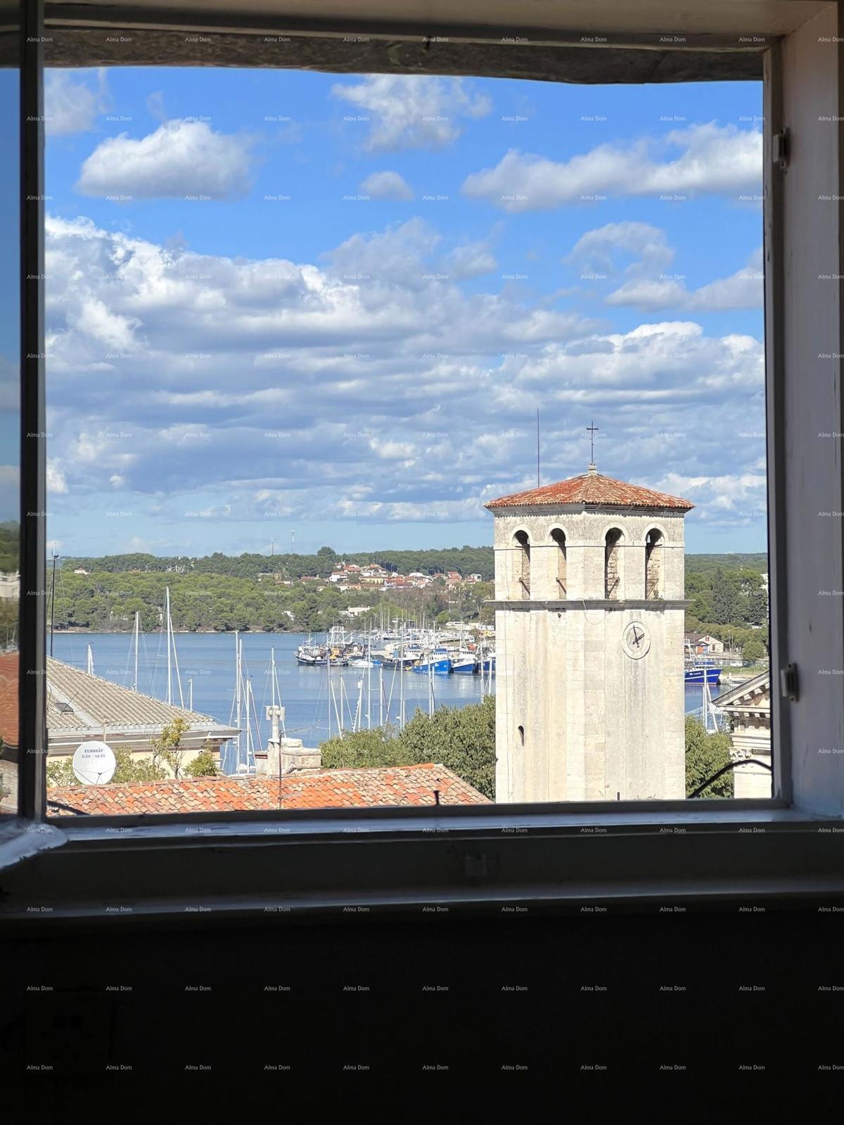 Appartamento in vendita nel centro di Pola con vista sulla cattedrale e sul mare.