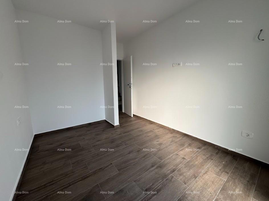 Lussuoso appartamento su due piani con vista mare e ampia terrazza a Zambratija