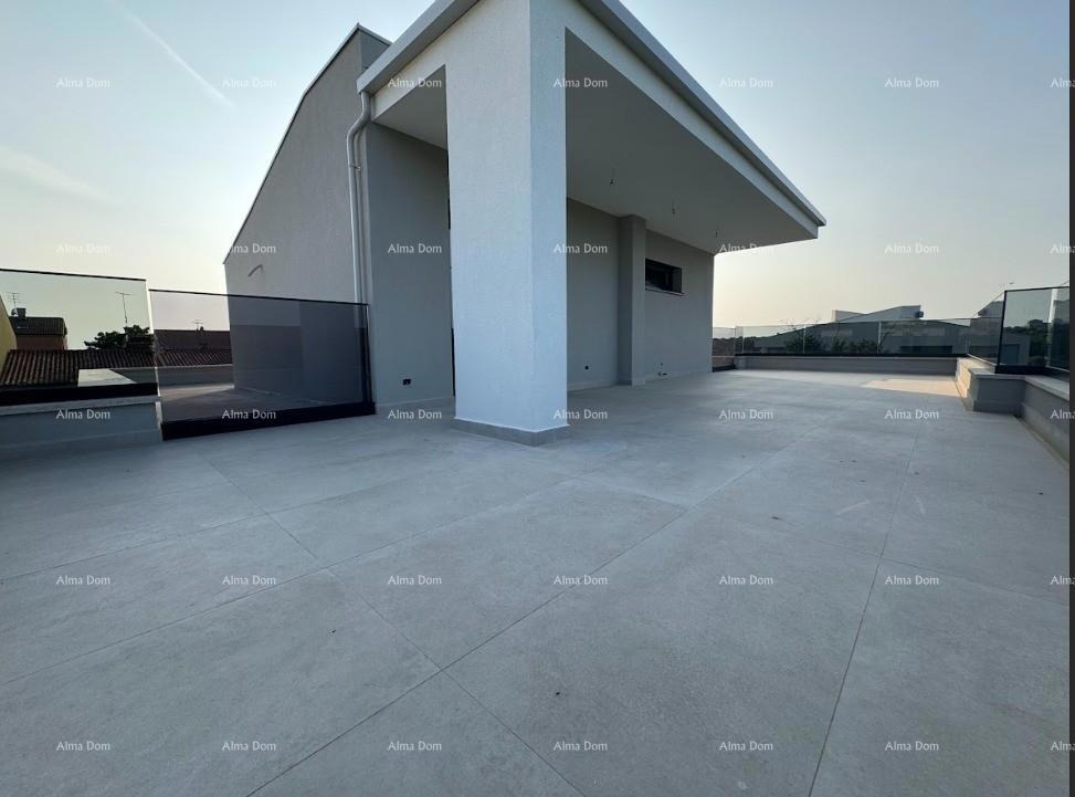 Lussuoso appartamento su due piani con vista mare e ampia terrazza a Zambratija