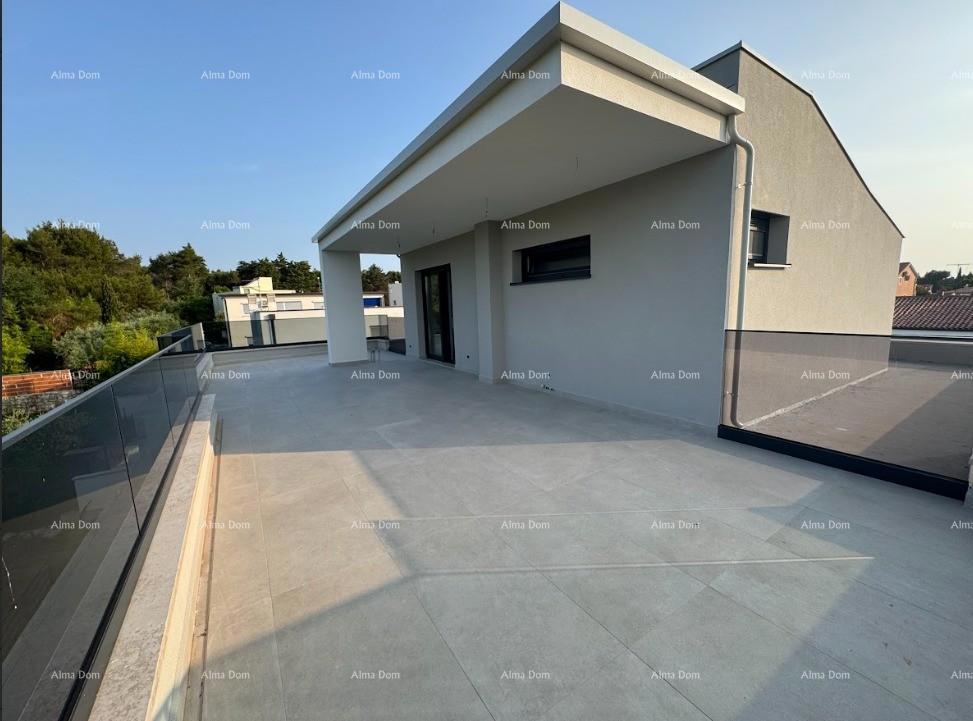 Lussuoso appartamento su due piani con vista mare e ampia terrazza a Zambratija