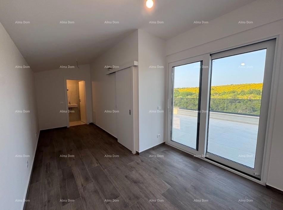 Lussuoso appartamento su due piani con vista mare e ampia terrazza a Zambratija