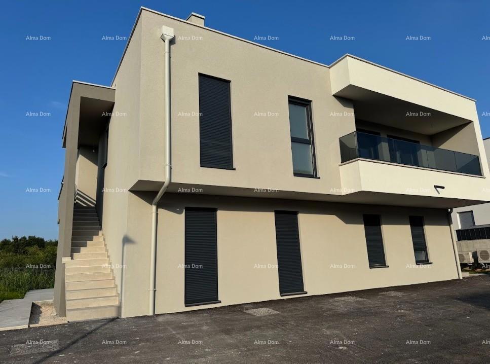 Lussuoso appartamento su due piani con vista mare e ampia terrazza a Zambratija