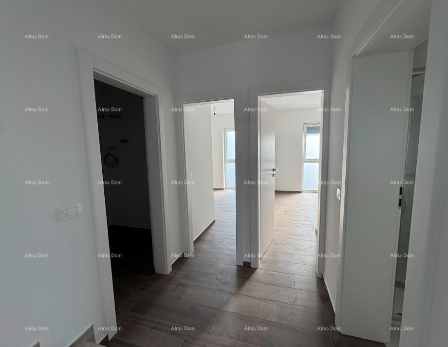 Lussuoso appartamento su due piani con vista mare e ampia terrazza a Zambratija