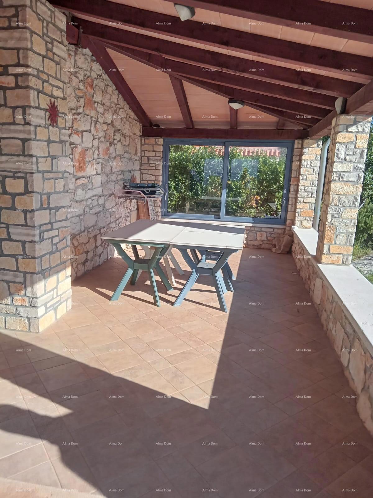 Vicino alla città di Umago. In vendita casa di 123,65 m² proprio sulla riva del mare, a soli 10 metri dal mare.