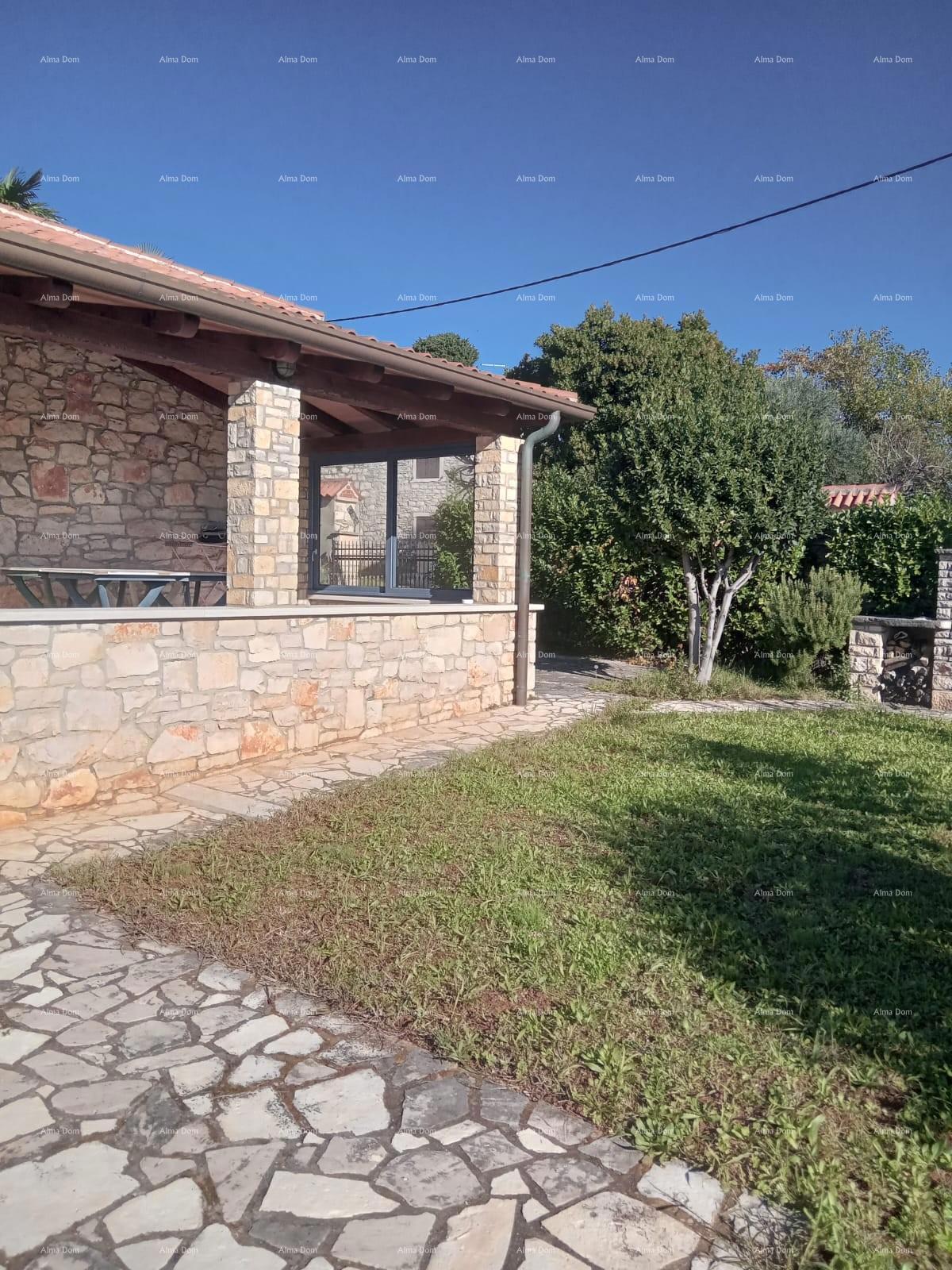 Vicino alla città di Umago. In vendita casa di 123,65 m² proprio sulla riva del mare, a soli 10 metri dal mare.
