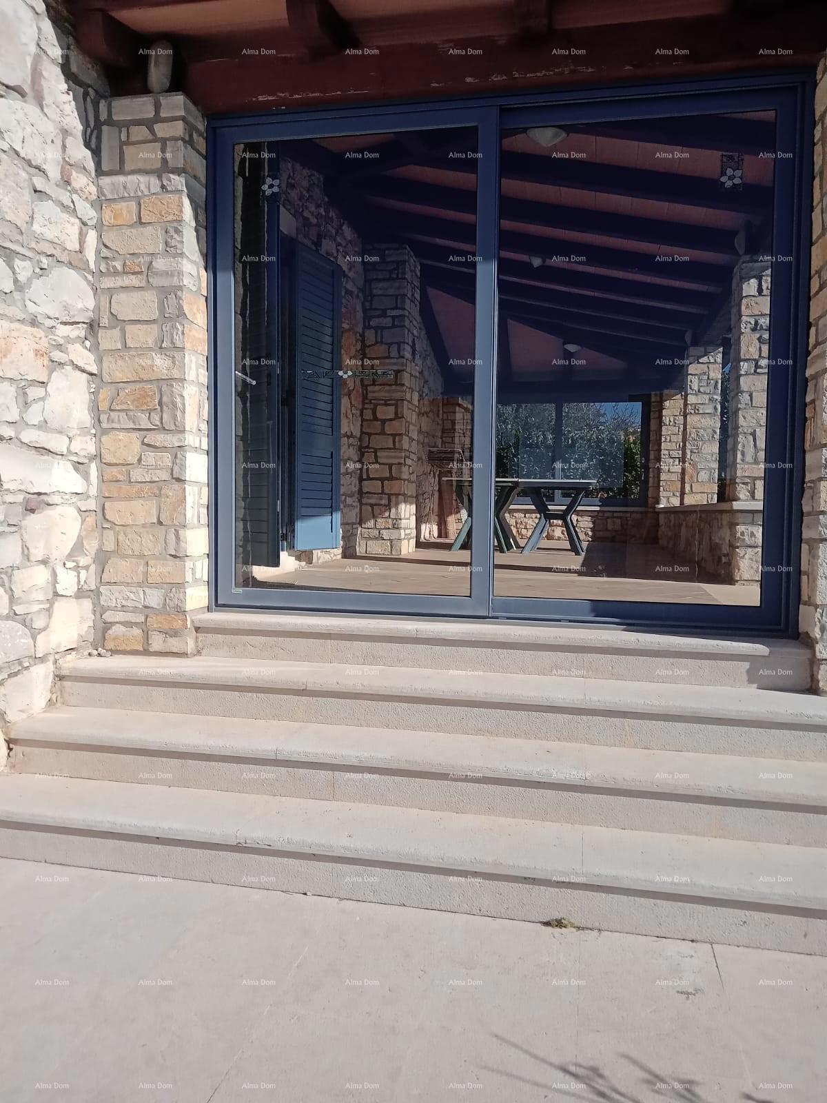 Vicino alla città di Umago. In vendita casa di 123,65 m² proprio sulla riva del mare, a soli 10 metri dal mare.