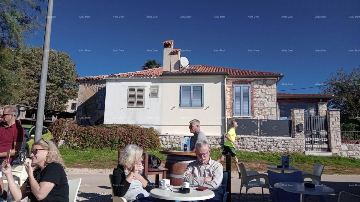 Vicino alla città di Umago. In vendita casa di 123,65 m² proprio sulla riva del mare, a soli 10 metri dal mare.