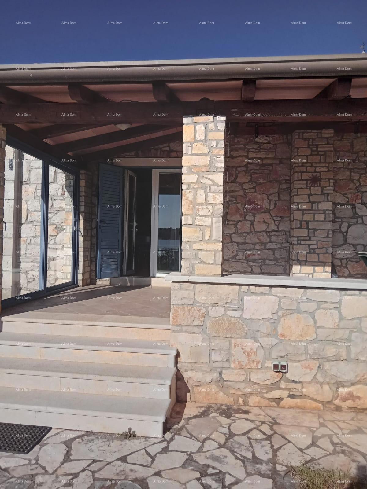 Vicino alla città di Umago. In vendita casa di 123,65 m² proprio sulla riva del mare, a soli 10 metri dal mare.