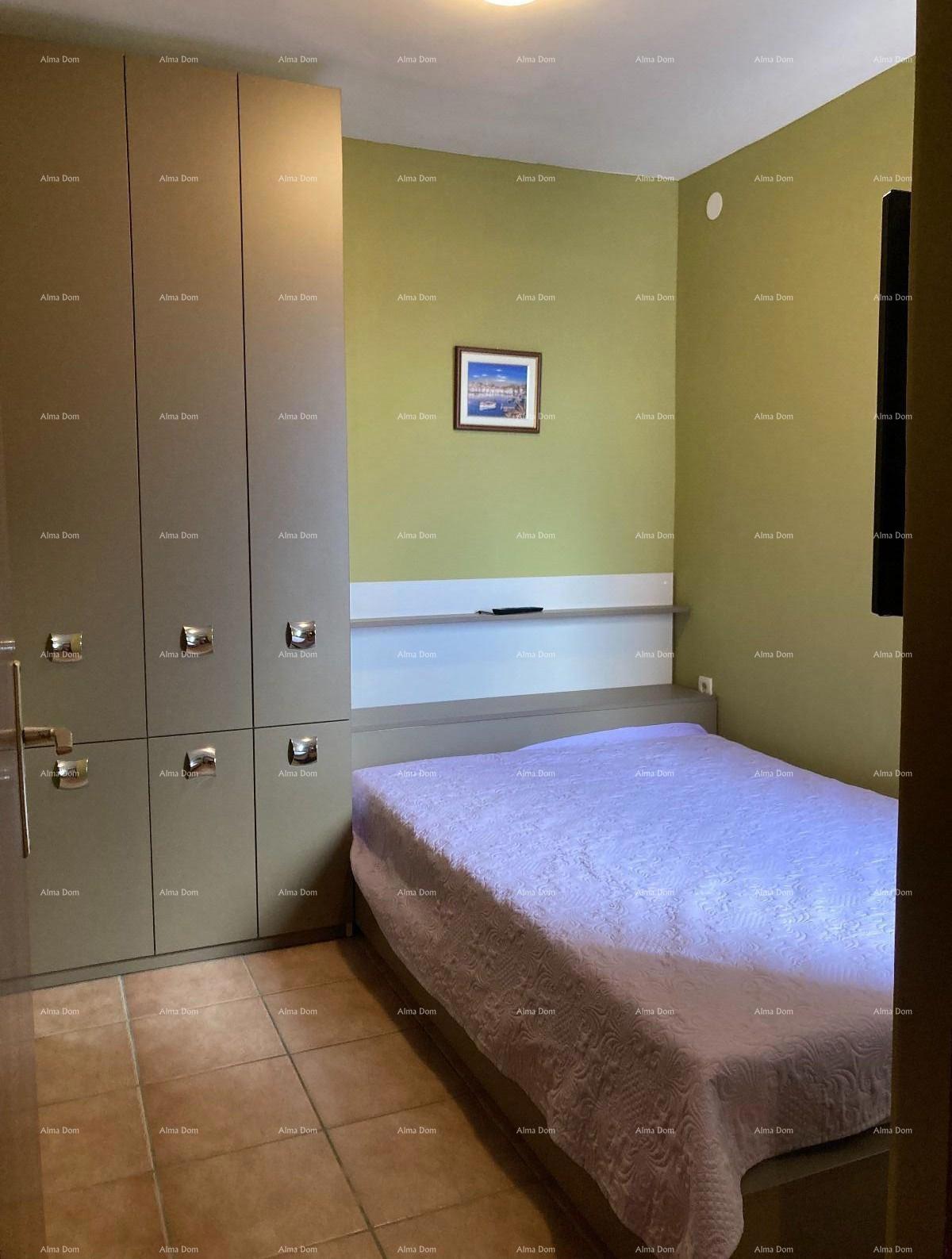 Vendita - Prima fila al mare! Moderna, spaziosa casa con 4 appartamenti separati, garage e ormeggio, Rogoznica.