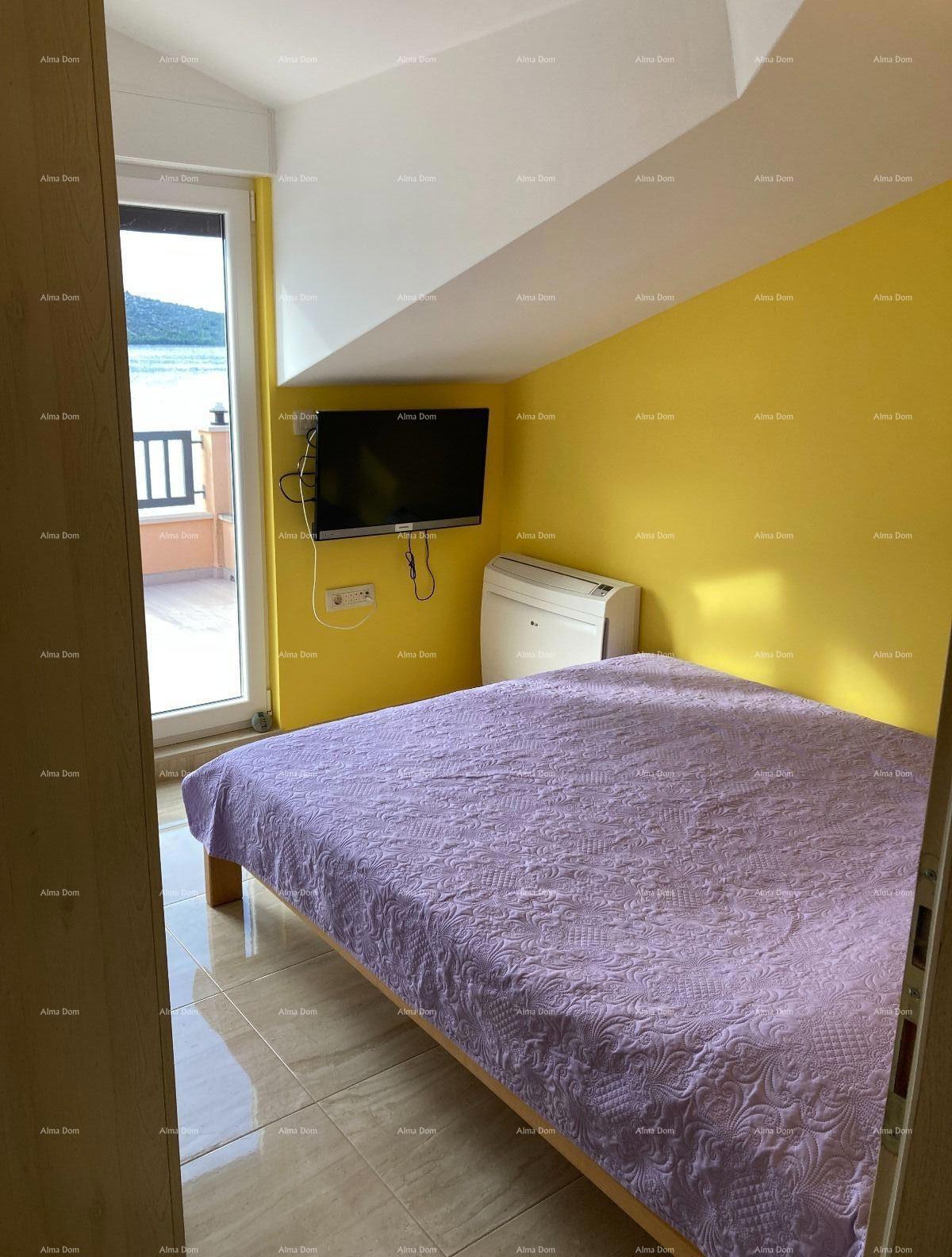 Vendita - Prima fila al mare! Moderna, spaziosa casa con 4 appartamenti separati, garage e ormeggio, Rogoznica.