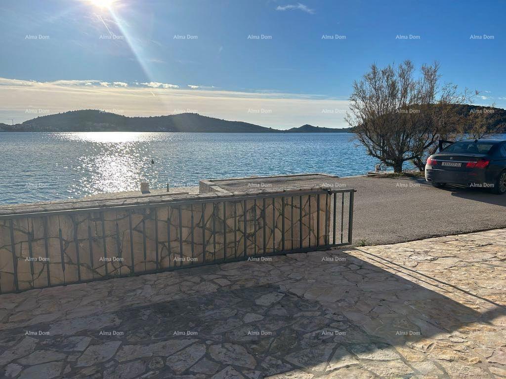 Vendita - Prima fila al mare! Moderna, spaziosa casa con 4 appartamenti separati, garage e ormeggio, Rogoznica.