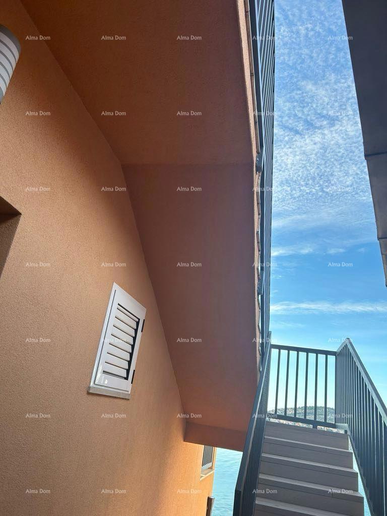 Vendita - Prima fila al mare! Moderna, spaziosa casa con 4 appartamenti separati, garage e ormeggio, Rogoznica.