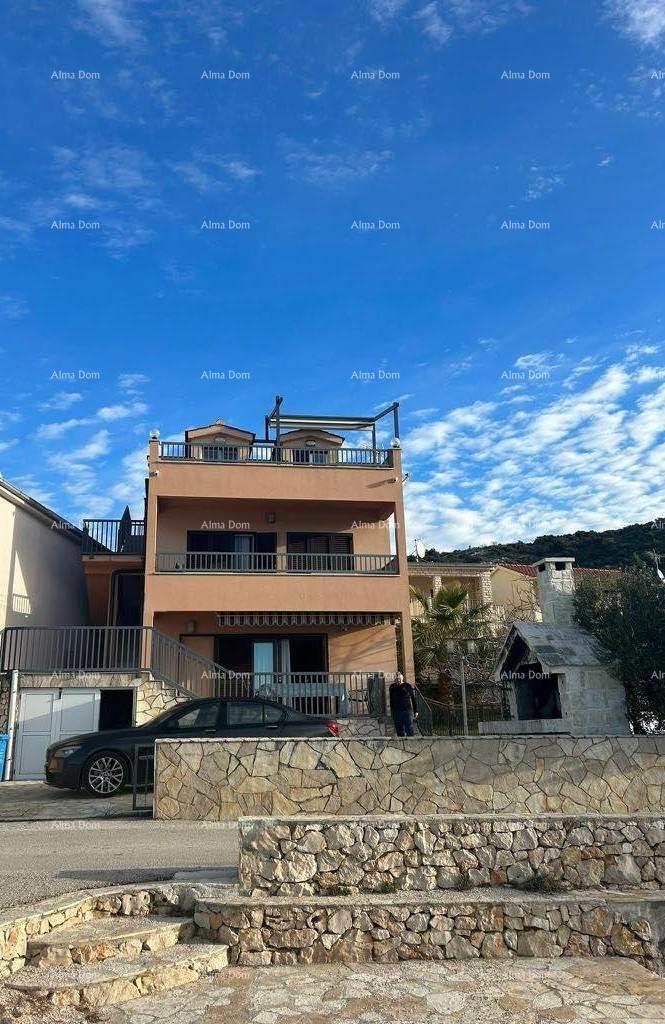 Vendita - Prima fila al mare! Moderna, spaziosa casa con 4 appartamenti separati, garage e ormeggio, Rogoznica.