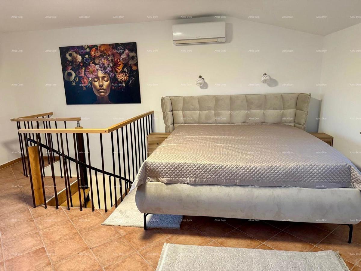 Vendita - casa ristrutturata in ottima posizione con due appartamenti e vista splendida, Medulin!
