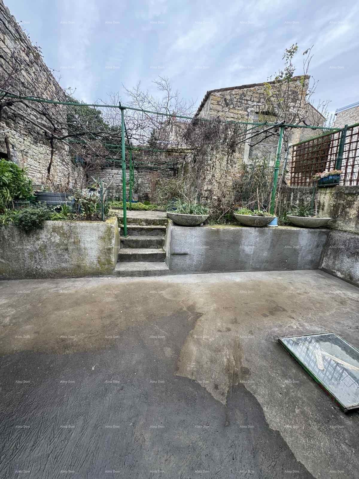 Vendita di una casa con cortile nelle immediate vicinanze del centro, Buie!