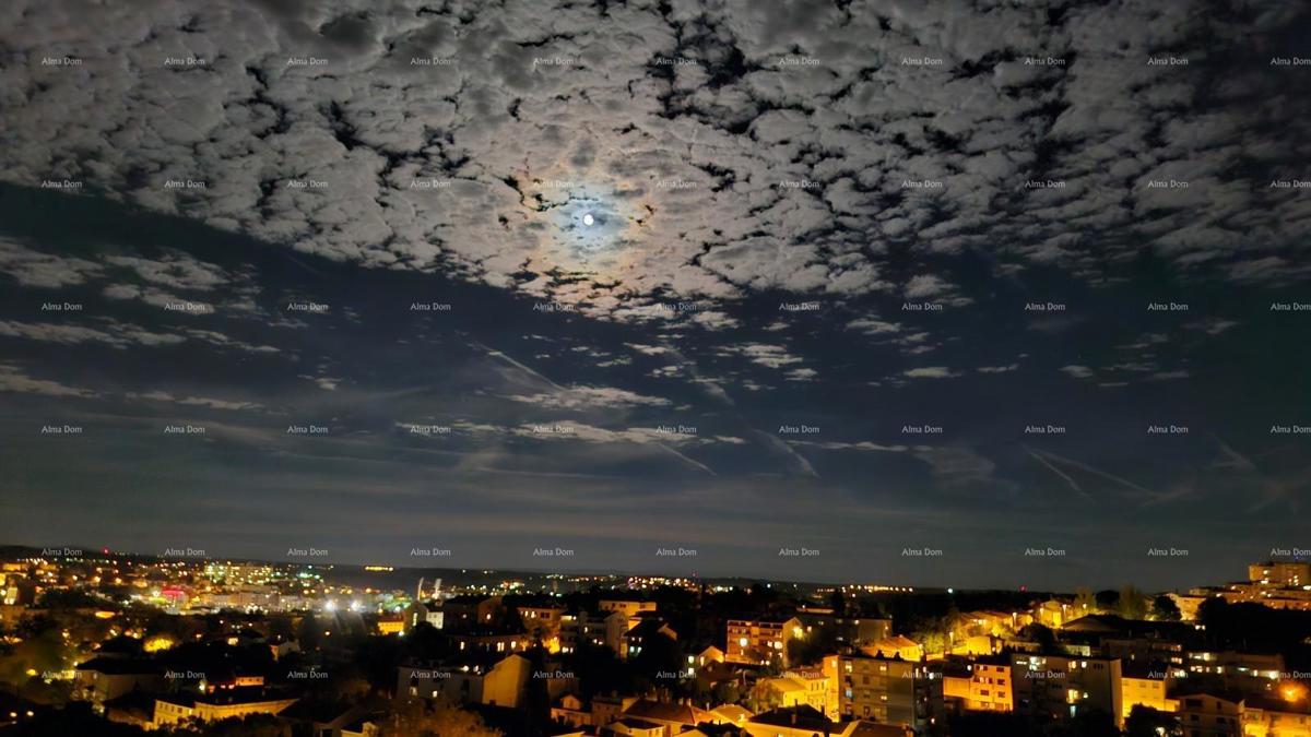 Vendita di un appartamento con vista mare e città, Pula, Veruda!