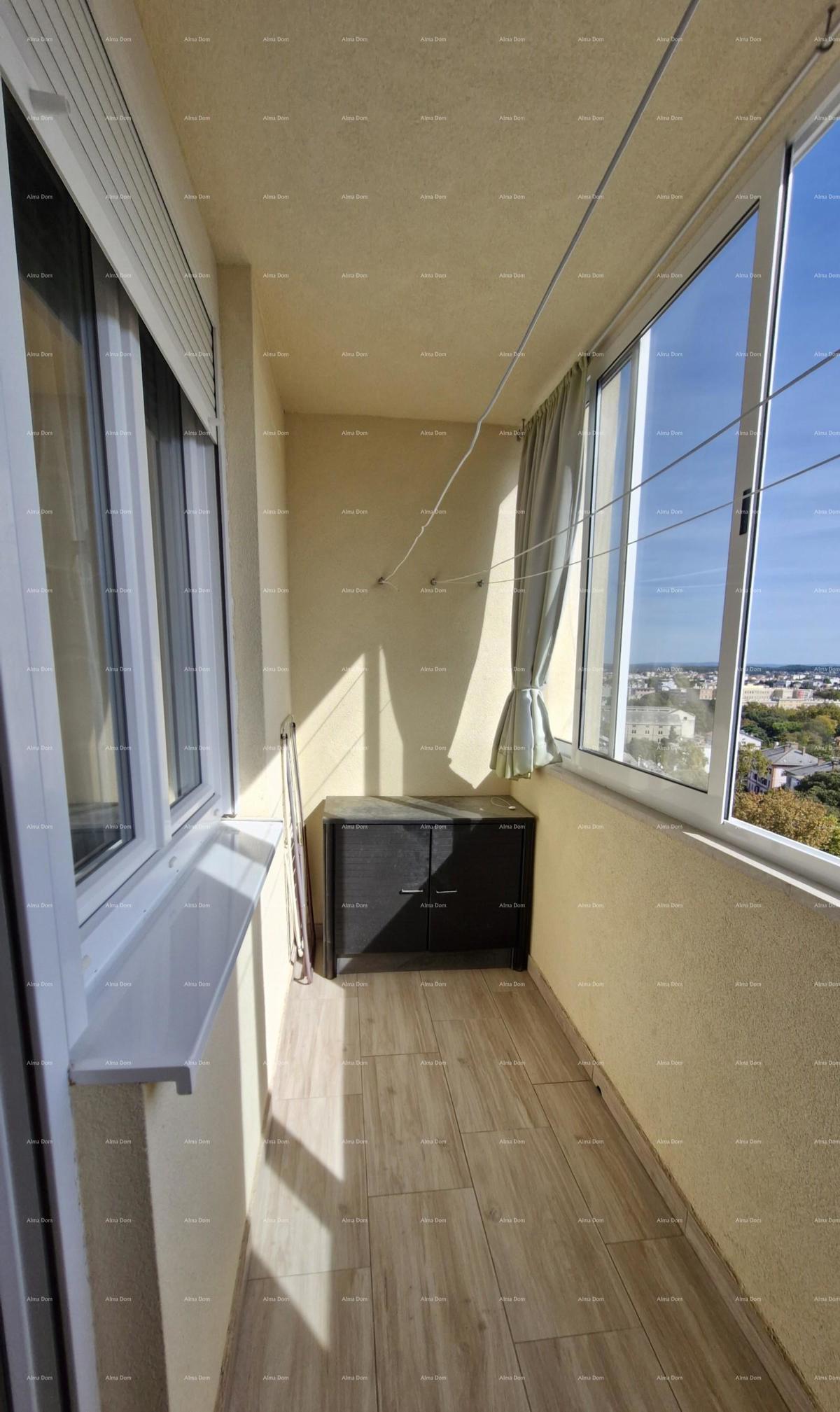 Vendita di un appartamento con vista mare e città, Pula, Veruda!