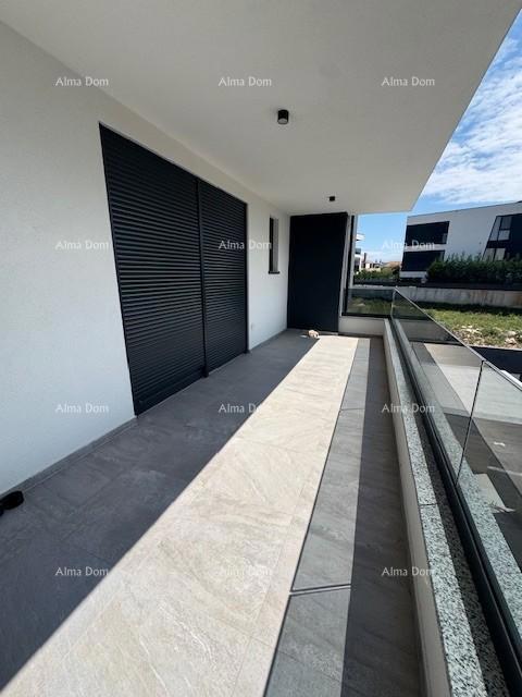 Appartamento arredato con 4 camere da letto, giardino e piscina, a 350 m dal mare