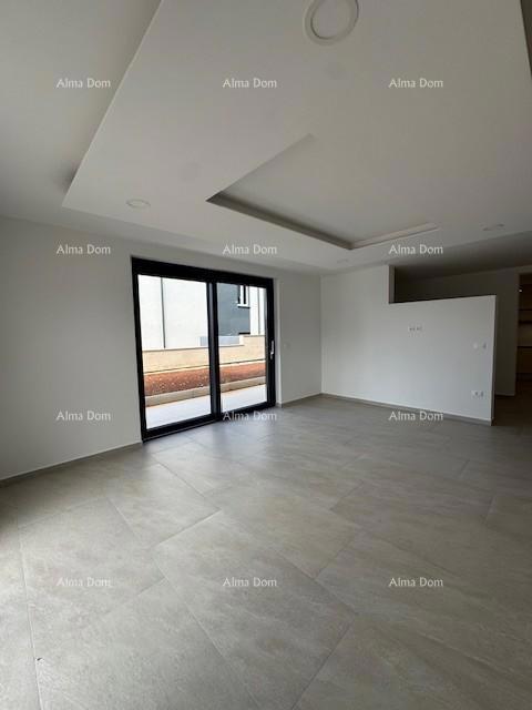 Appartamento arredato con 4 camere da letto, giardino e piscina, a 350 m dal mare