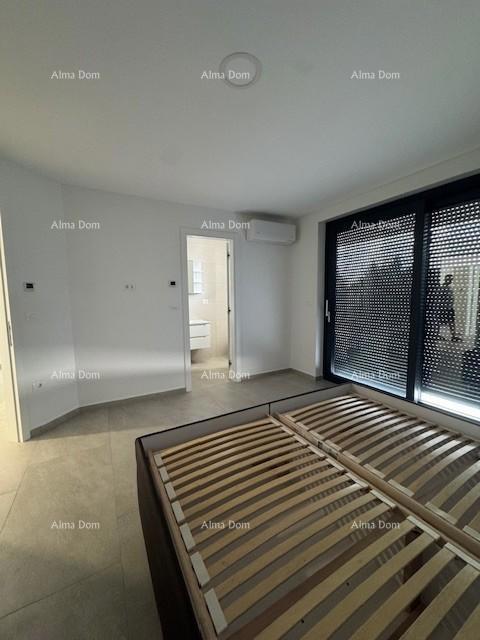 Appartamento arredato con 4 camere da letto, giardino e piscina, a 350 m dal mare