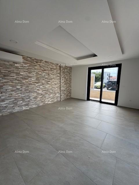 Appartamento arredato con 4 camere da letto, giardino e piscina, a 350 m dal mare