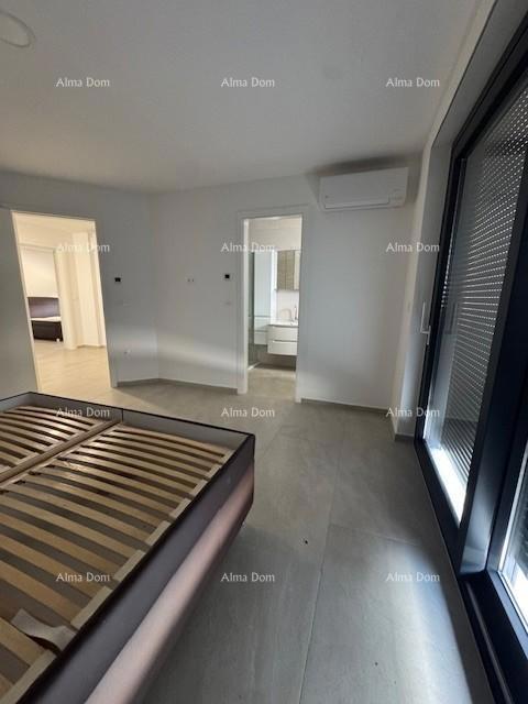 Appartamento arredato con 4 camere da letto, giardino e piscina, a 350 m dal mare