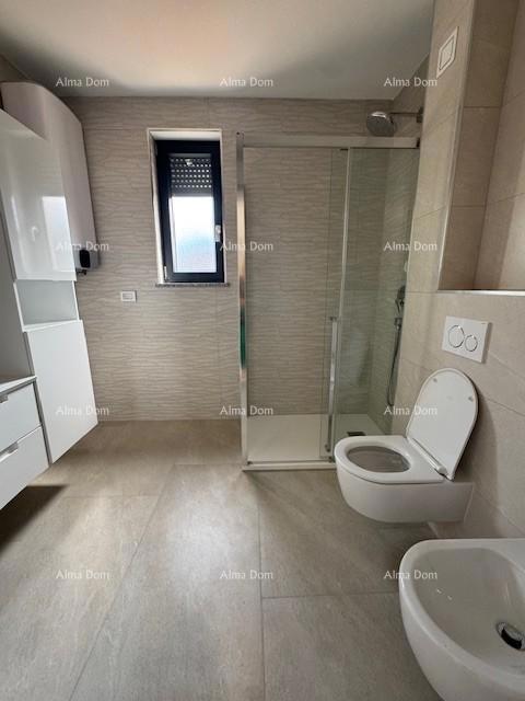 Appartamento arredato con 4 camere da letto, giardino e piscina, a 350 m dal mare