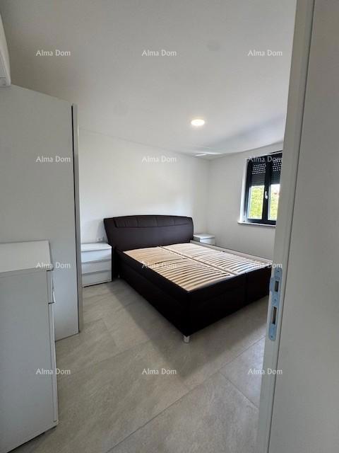 Appartamento arredato con 4 camere da letto, giardino e piscina, a 350 m dal mare