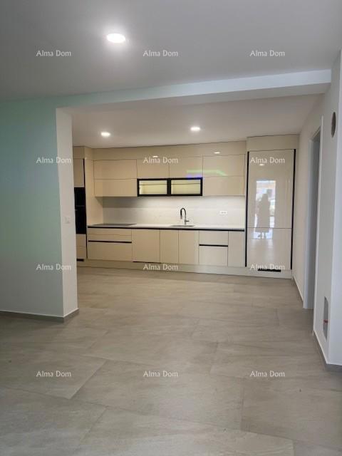 Appartamento arredato con 4 camere da letto, giardino e piscina, a 350 m dal mare