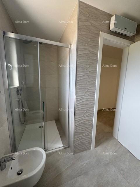 Appartamento arredato con 4 camere da letto, giardino e piscina, a 350 m dal mare