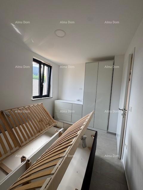 Appartamento arredato con 4 camere da letto, giardino e piscina, a 350 m dal mare