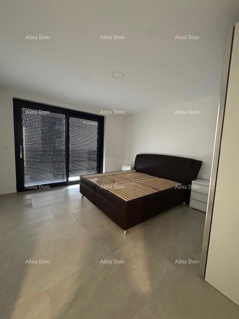 Appartamento arredato con 4 camere da letto, giardino e piscina, a 350 m dal mare