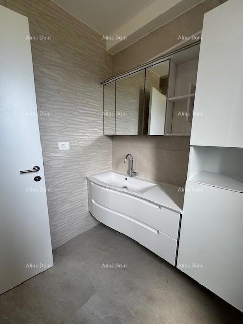 Appartamento arredato con 4 camere da letto, giardino e piscina, a 350 m dal mare