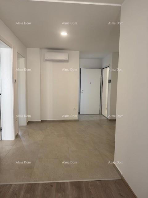 Appartamento arredato con 4 camere da letto, giardino e piscina, a 350 m dal mare