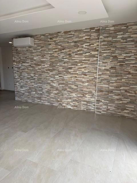 Appartamento arredato con 4 camere da letto, giardino e piscina, a 350 m dal mare