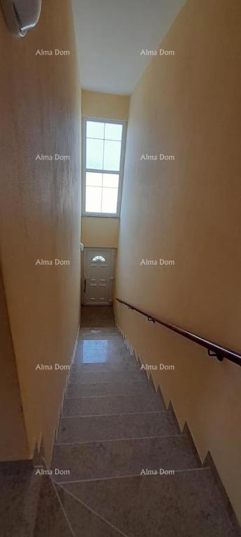 Eccellente opportunità! Vendita esclusiva di un appartamento in una posizione privilegiata con giardino e posto auto. Vista mare! Pošesi, Medulin!!