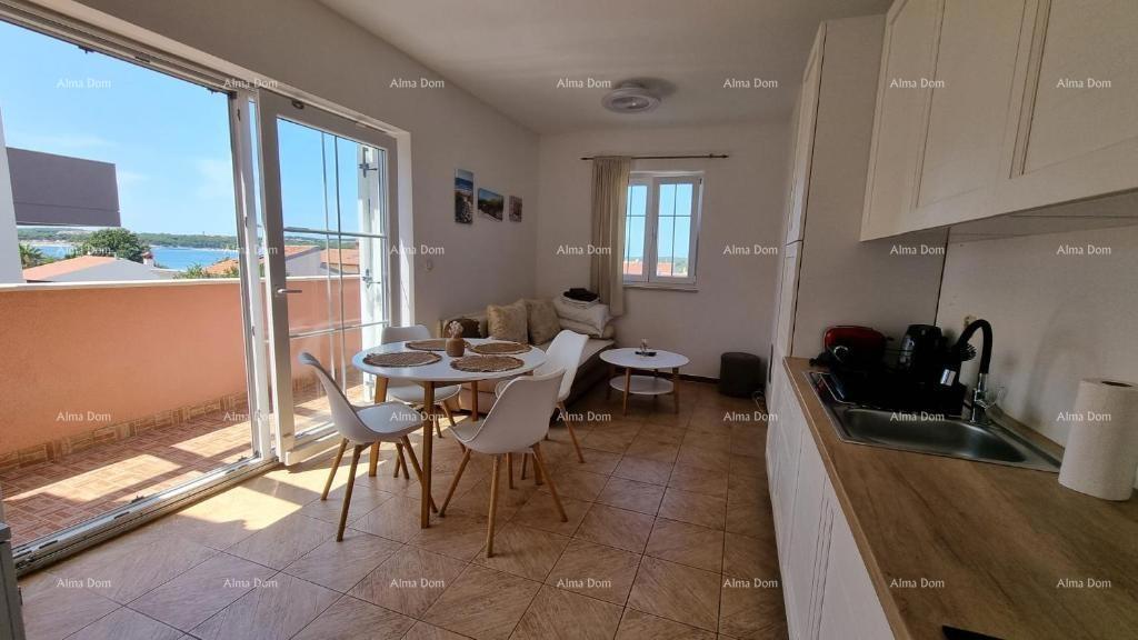 Eccellente opportunità! Vendita esclusiva di un appartamento in una posizione privilegiata con giardino e posto auto. Vista mare! Pošesi, Medulin!!