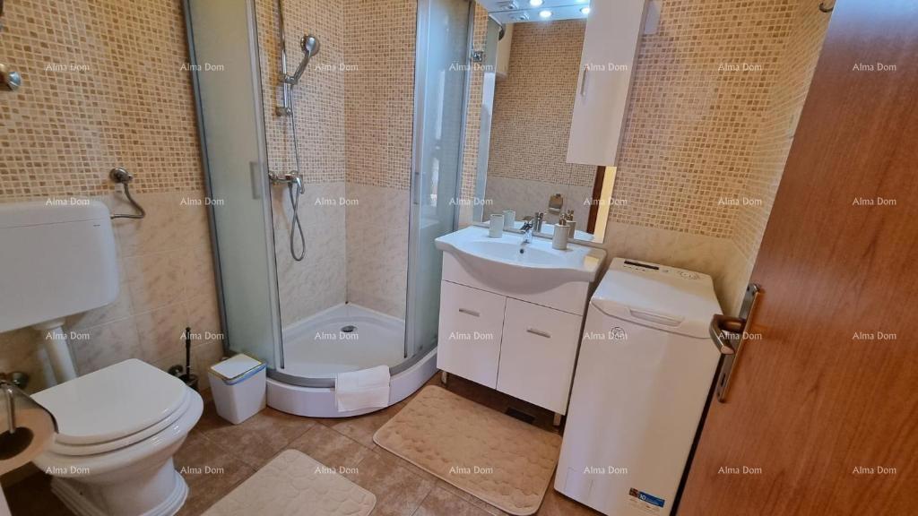 Eccellente opportunità! Vendita esclusiva di un appartamento in una posizione privilegiata con giardino e posto auto. Vista mare! Pošesi, Medulin!!