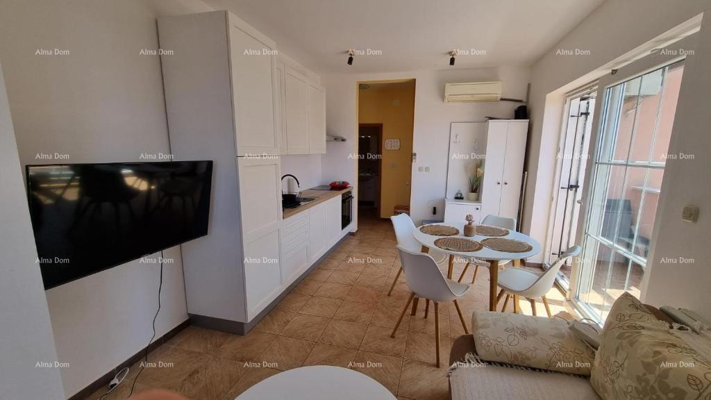 Eccellente opportunità! Vendita esclusiva di un appartamento in una posizione privilegiata con giardino e posto auto. Vista mare! Pošesi, Medulin!!