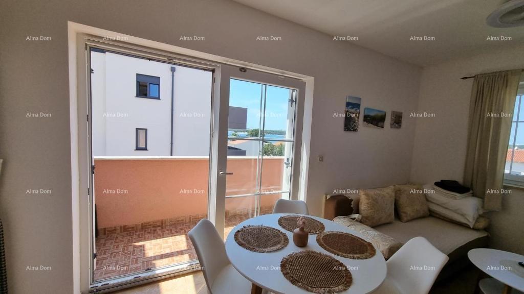 Eccellente opportunità! Vendita esclusiva di un appartamento in una posizione privilegiata con giardino e posto auto. Vista mare! Pošesi, Medulin!!